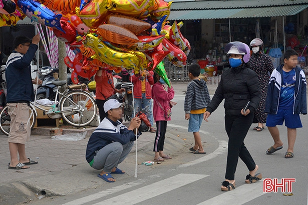 Nhiều người dân ở 2 đô thị lớn của Hà Tĩnh vẫn “quên” đeo khẩu trang nơi công cộng