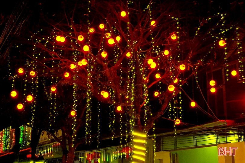 Ánh đèn màu rực rỡ đường xuân Hà Tĩnh