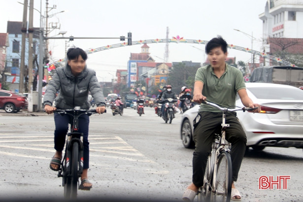 Nhiều người dân ở 2 đô thị lớn của Hà Tĩnh vẫn “quên” đeo khẩu trang nơi công cộng