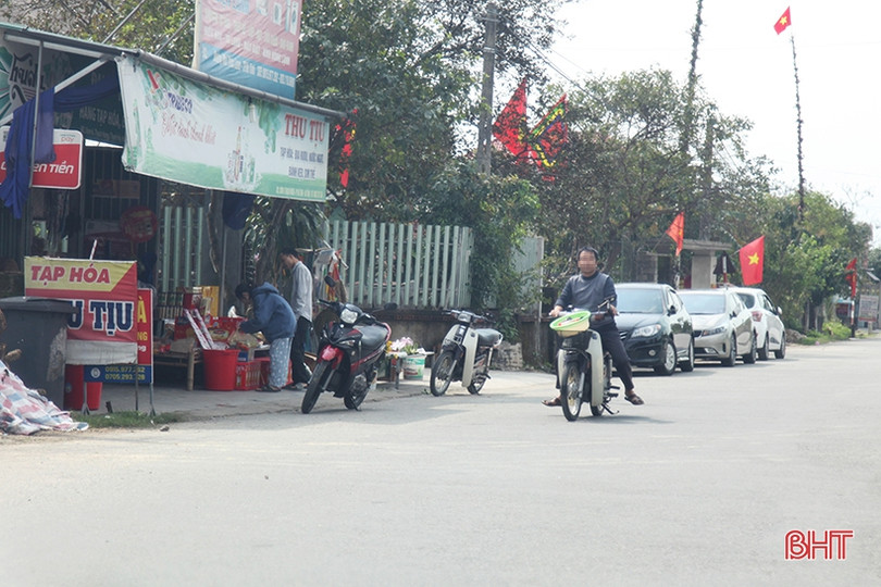 Nhiều người dân TP Hà Tĩnh “quên” đội mũ bảo hiểm khi ra đường ngày tết