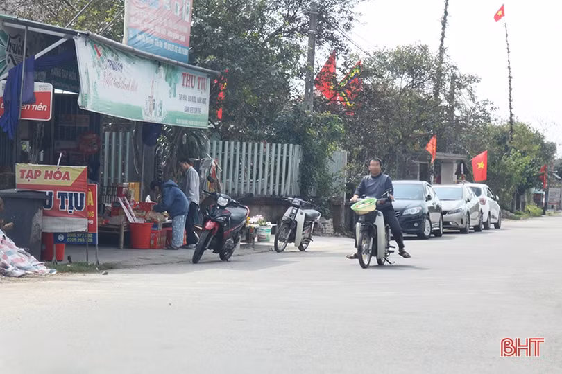 Nhiều người dân TP Hà Tĩnh “quên” đội mũ bảo hiểm khi ra đường ngày tết