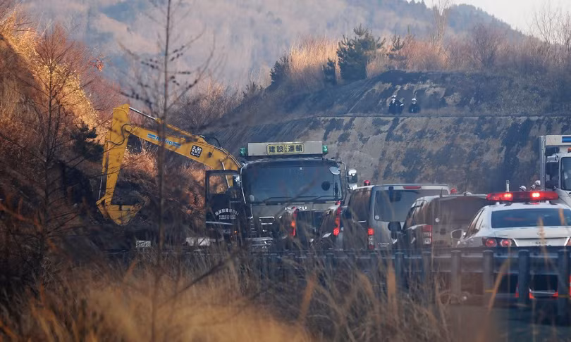 Lở đất, mất điện diện rộng vì động đất ở Nhật Bản