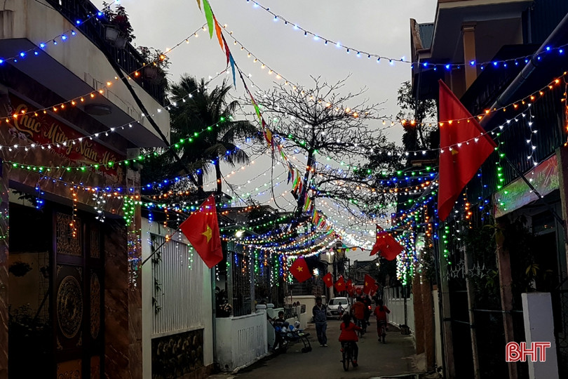 Ánh đèn màu rực rỡ đường xuân Hà Tĩnh