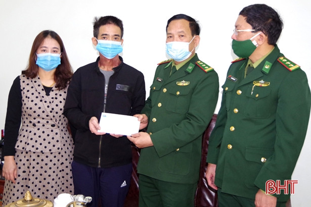 Bộ Chỉ huy BĐBP Hà Tĩnh thăm hỏi, tặng quà quân nhân mắc bệnh hiểm nghèo