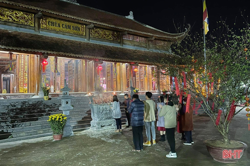 Người dân Thành Sen lễ chùa ngay sau giao thừa, không quên đeo khẩu trang phòng dịch