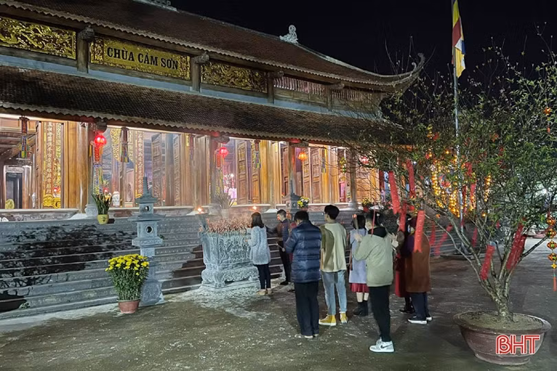 Người dân Thành Sen lễ chùa ngay sau giao thừa, không quên đeo khẩu trang phòng dịch