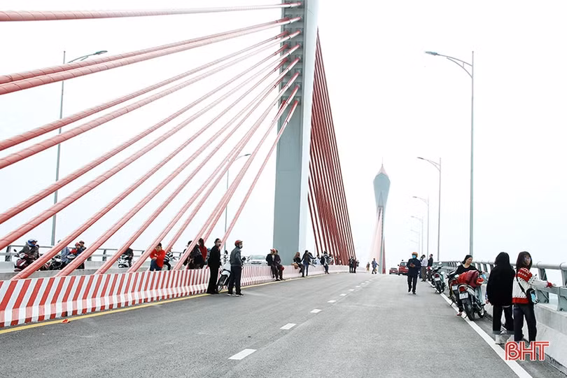 Bất chấp nguy hiểm, nhiều người “seo phì” trên cây cầu nối Nghệ An - Hà Tĩnh vừa hoàn thành