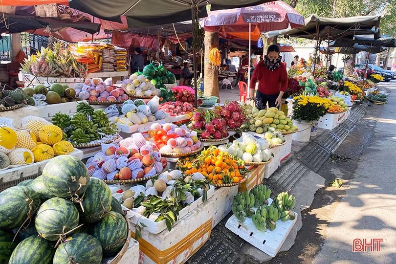 Tiểu thương Hà Tĩnh mở bán sớm, rau xanh đắt hàng