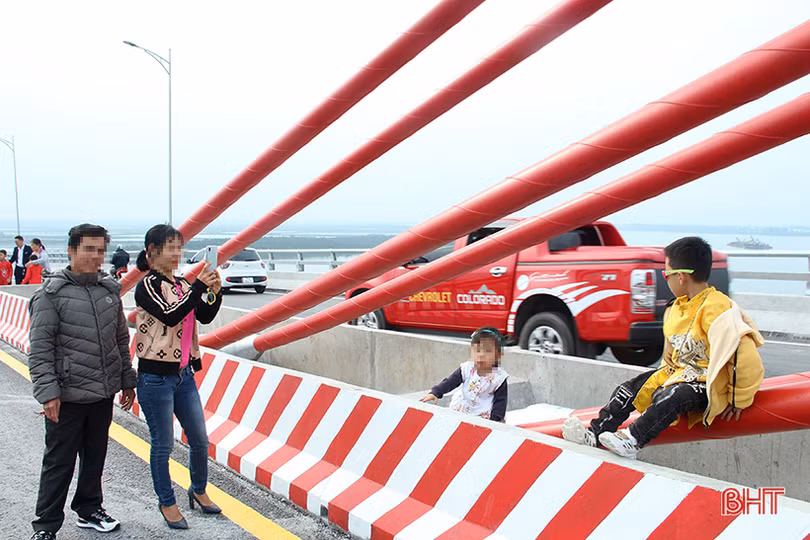 Bất chấp nguy hiểm, nhiều người “seo phì” trên cây cầu nối Nghệ An - Hà Tĩnh vừa hoàn thành