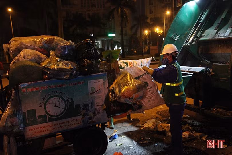 Giao thừa lặng lẽ của những người xuyên đêm dọn sạch phố phường