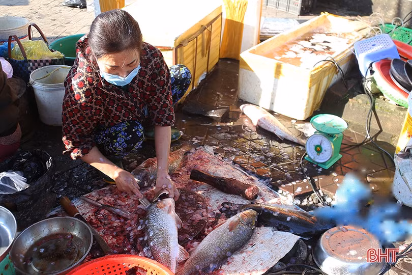 Tiểu thương Hà Tĩnh mở bán sớm, rau xanh đắt hàng