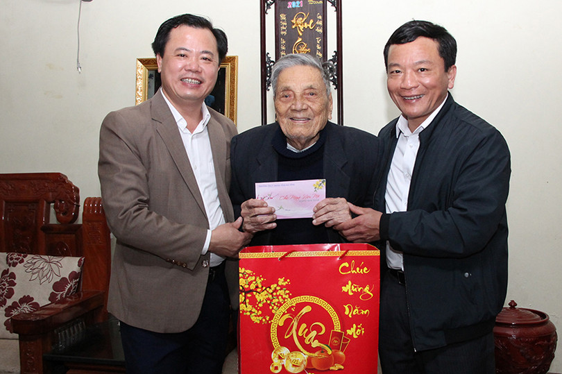 Phó Chủ tịch HĐND tỉnh thăm hỏi gia đình chính sách nhân dịp tết Nguyên đán