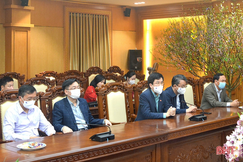 Bí thư Tỉnh ủy Hoàng Trung Dũng chúc tết cán bộ, công chức cơ quan Tỉnh ủy