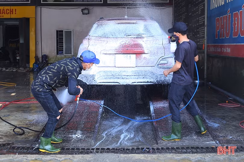 Nắng lên, dịch vụ vệ sinh xe ở Hà Tĩnh quá tải