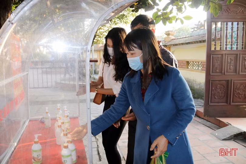 Gần 2 vạn du khách tới đền Bà Hải thực hiện nghiêm công tác phòng dịch