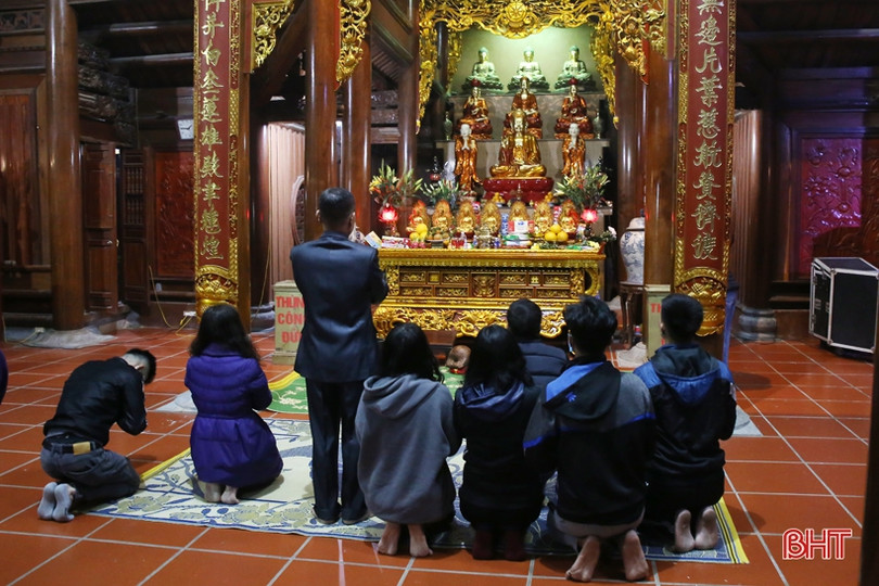 Người dân Thành Sen lễ chùa ngay sau giao thừa, không quên đeo khẩu trang phòng dịch