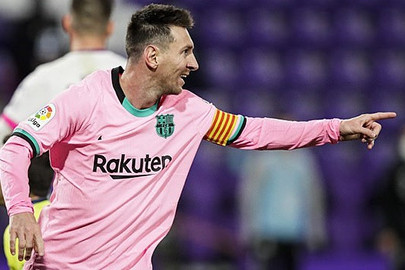 Messi bán đấu giá đôi giày kỷ lục để gây quỹ từ thiện