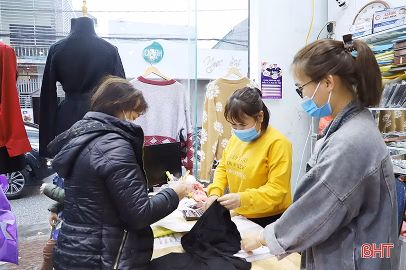 Các cửa hàng thời trang tại Hà Tĩnh đồng loạt xả hàng