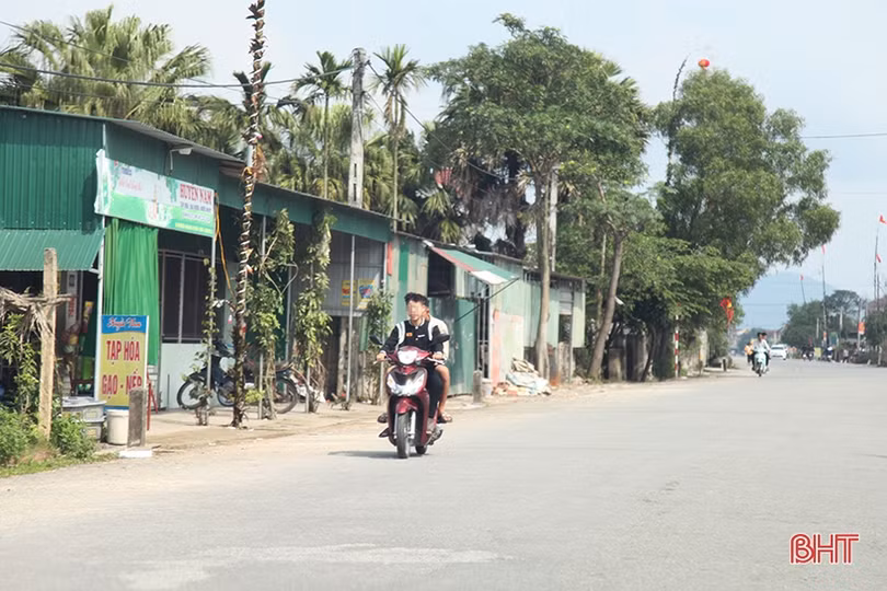 Nhiều người dân TP Hà Tĩnh “quên” đội mũ bảo hiểm khi ra đường ngày tết