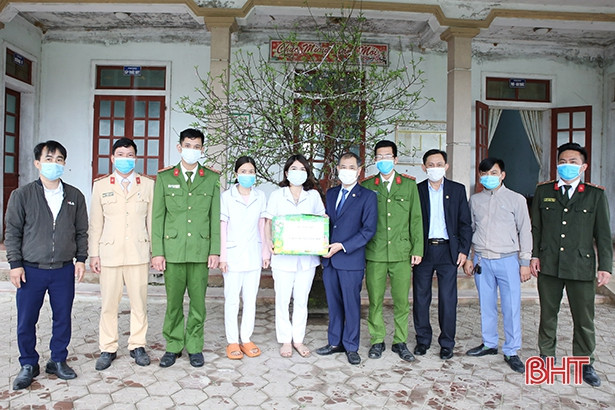Động viên cán bộ, chiến sỹ làm nhiệm vụ ở các khu cách ly tập trung của Hà Tĩnh