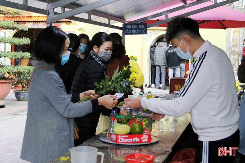 Gần 2 vạn du khách tới đền Bà Hải thực hiện nghiêm công tác phòng dịch