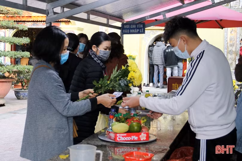 Gần 2 vạn du khách tới đền Bà Hải thực hiện nghiêm công tác phòng dịch