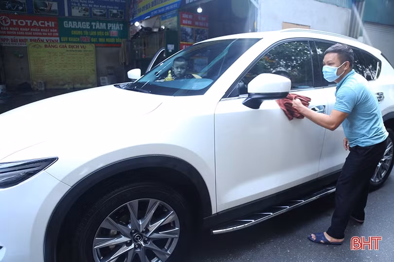 Nắng lên, dịch vụ vệ sinh xe ở Hà Tĩnh quá tải