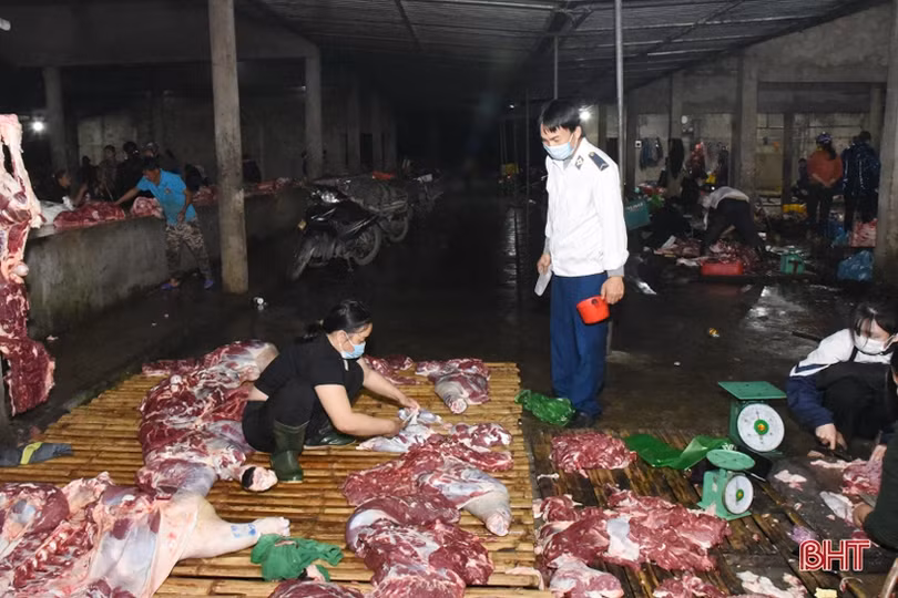 Hà Tĩnh: Ngày cuối năm của cán bộ kiểm soát giết mổ ở nơi có dịch bệnh trên trâu bò