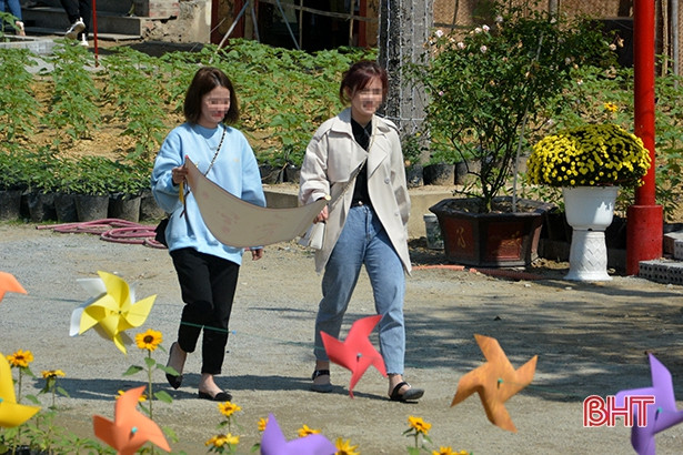 Đi lễ chùa Phổ Độ, nhiều người không đeo khẩu trang