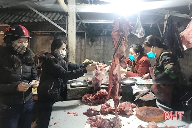 Thực phẩm ngày cận tết ở Hà Tĩnh: Hàng thịt tăng nhẹ, rau khá rẻ!