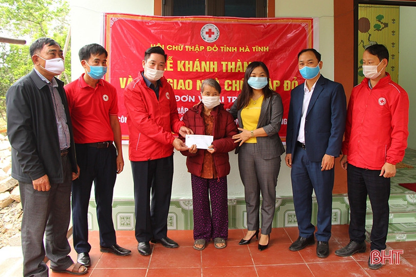 Trao 100 suất quà, bàn giao 6 nhà tình nghĩa cho hộ dân khó khăn ở Vũ Quang