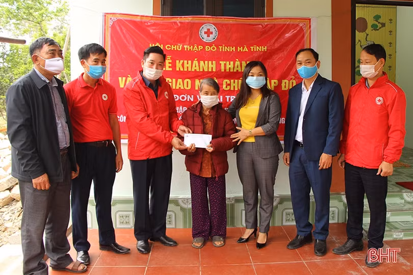 Trao 100 suất quà, bàn giao 6 nhà tình nghĩa cho hộ dân khó khăn ở Vũ Quang