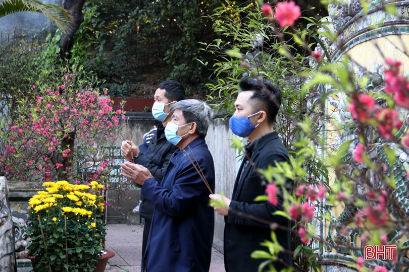 Gần 2 vạn du khách tới đền Bà Hải thực hiện nghiêm công tác phòng dịch