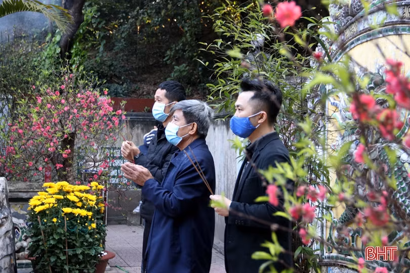 Gần 2 vạn du khách tới đền Bà Hải thực hiện nghiêm công tác phòng dịch