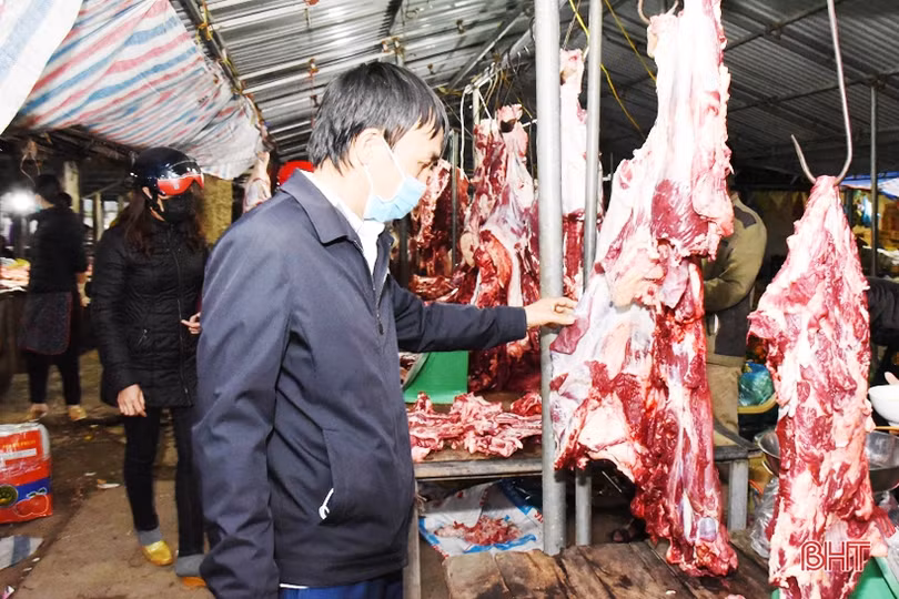 Hà Tĩnh: Ngày cuối năm của cán bộ kiểm soát giết mổ ở nơi có dịch bệnh trên trâu bò