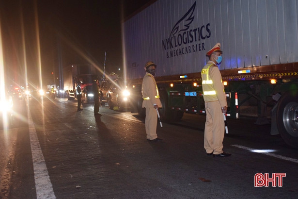 Hàng tấn bã bia rơi vãi trên QL 1A qua Hà Tĩnh trong đêm