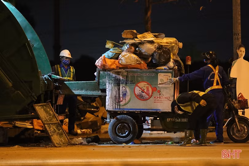 Giao thừa lặng lẽ của những người xuyên đêm dọn sạch phố phường