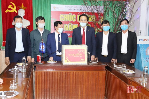 Lãnh đạo Nghi Xuân chúc mừng năm mới lực lượng trực tết