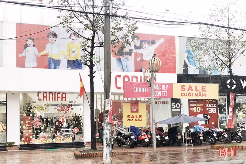 Các cửa hàng thời trang tại Hà Tĩnh đồng loạt xả hàng
