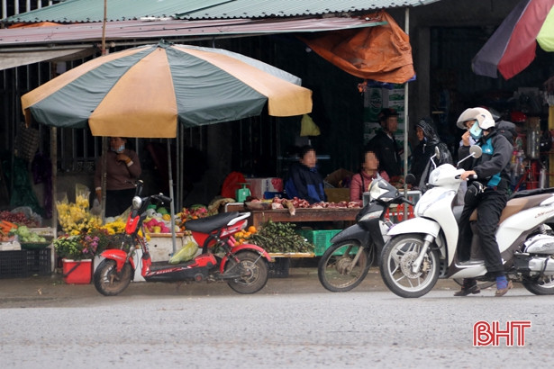 Nhiều người dân ở 2 đô thị lớn của Hà Tĩnh vẫn “quên” đeo khẩu trang nơi công cộng