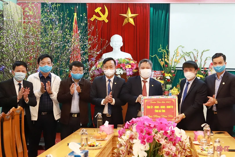 Chủ tịch UBND tỉnh Trần Tiến Hưng chúc tết Công ty CP Môi trường & Công trình đô thị Hà Tĩnh