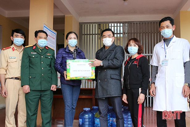 Động viên cán bộ, chiến sỹ làm nhiệm vụ ở các khu cách ly tập trung của Hà Tĩnh