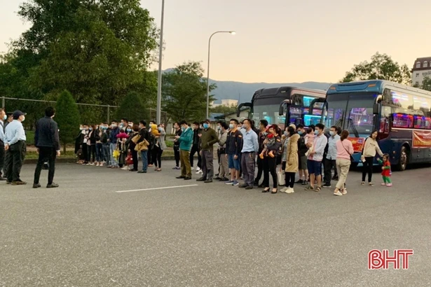 Công nhân khu kinh tế Vũng Áng đáp “chuyến xe nghĩa tình” về quê đón tết