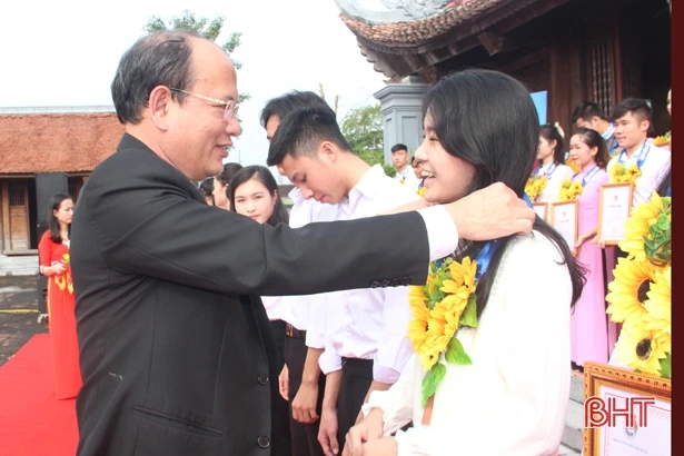 Đất nghèo nuôi chữ...