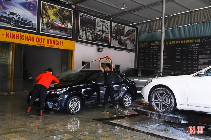 Nắng lên, dịch vụ vệ sinh xe ở Hà Tĩnh quá tải