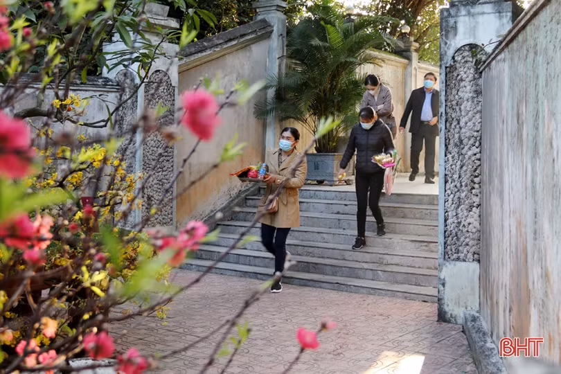 Gần 2 vạn du khách tới đền Bà Hải thực hiện nghiêm công tác phòng dịch