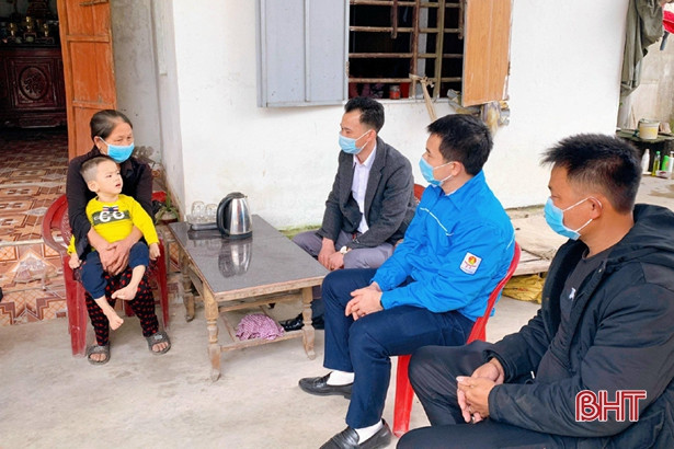 Một đoàn xã huy động được 185 triệu đồng quà tết cho người dân