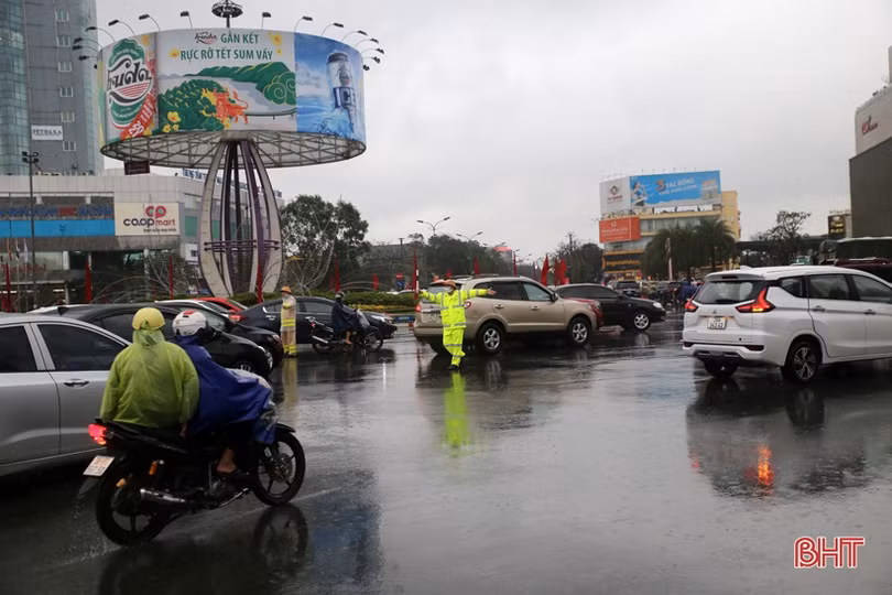 Gần 100 cán bộ, chiến sỹ Công an TP Hà Tĩnh dầm mưa điều tiết giao thông chiều 28 tết
