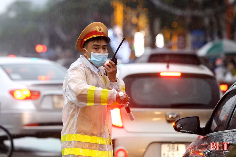 Gần 100 cán bộ, chiến sỹ Công an TP Hà Tĩnh dầm mưa điều tiết giao thông chiều 28 tết