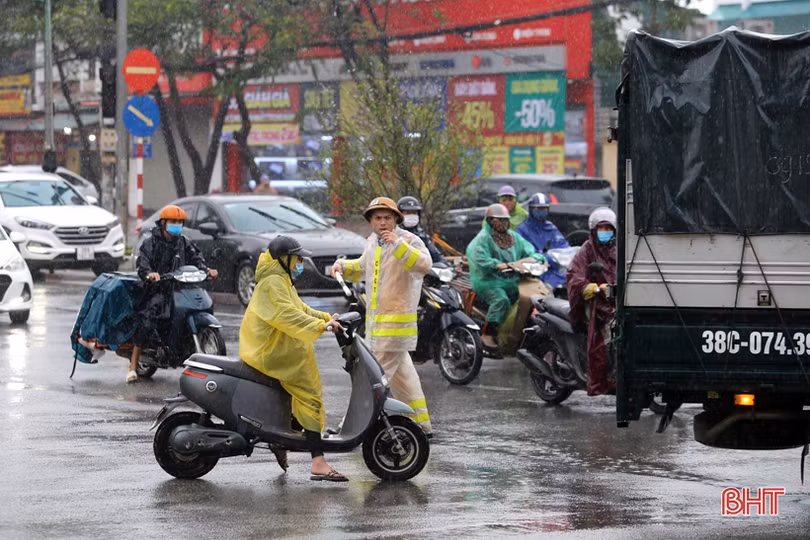 Gần 100 cán bộ, chiến sỹ Công an TP Hà Tĩnh dầm mưa điều tiết giao thông chiều 28 tết